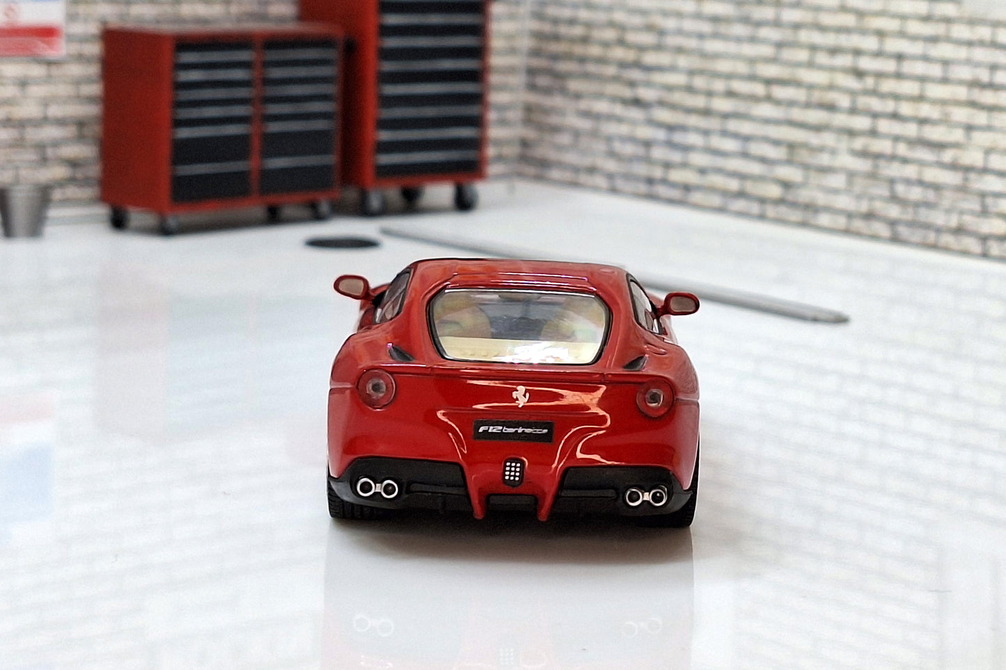 Ferrari F12 Berlinetta 2012 - Red 1:43 Scale Model Cased