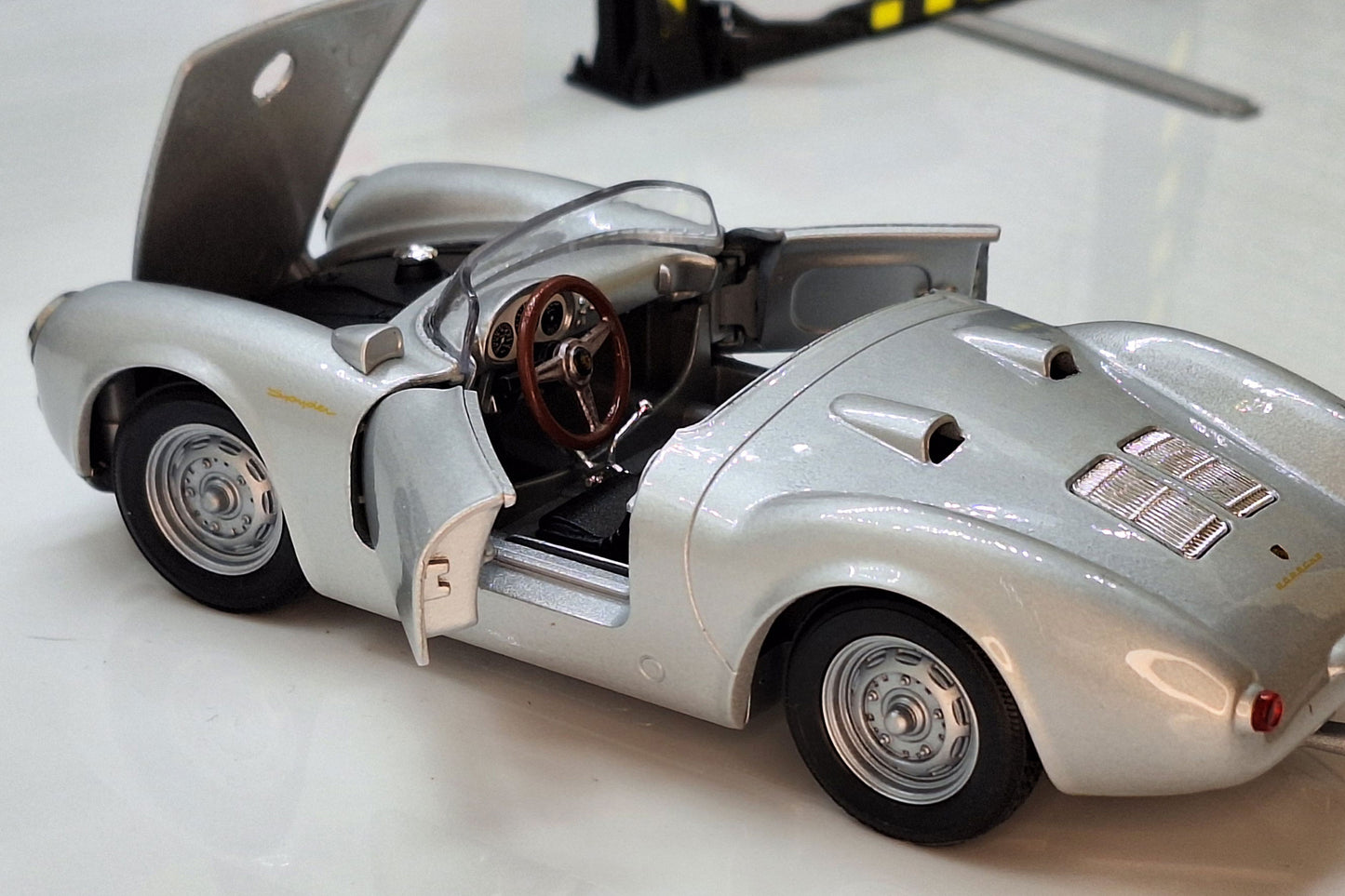 Porsche 550 Spyder Silver 1:24 Scale Car Model