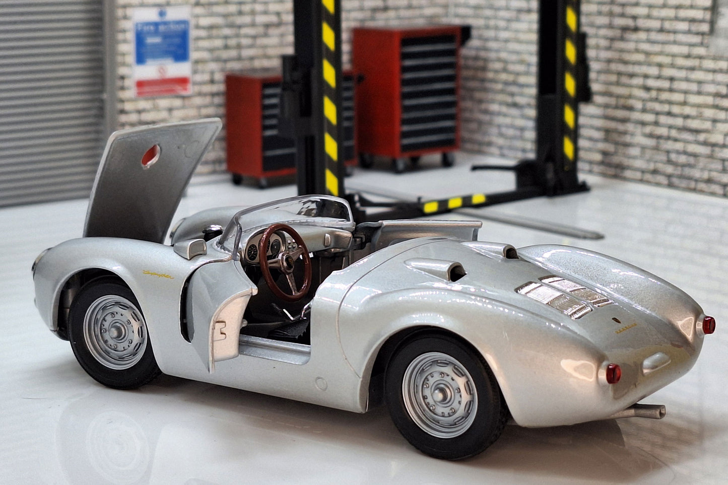 Porsche 550 Spyder Silver 1:24 Scale Car Model