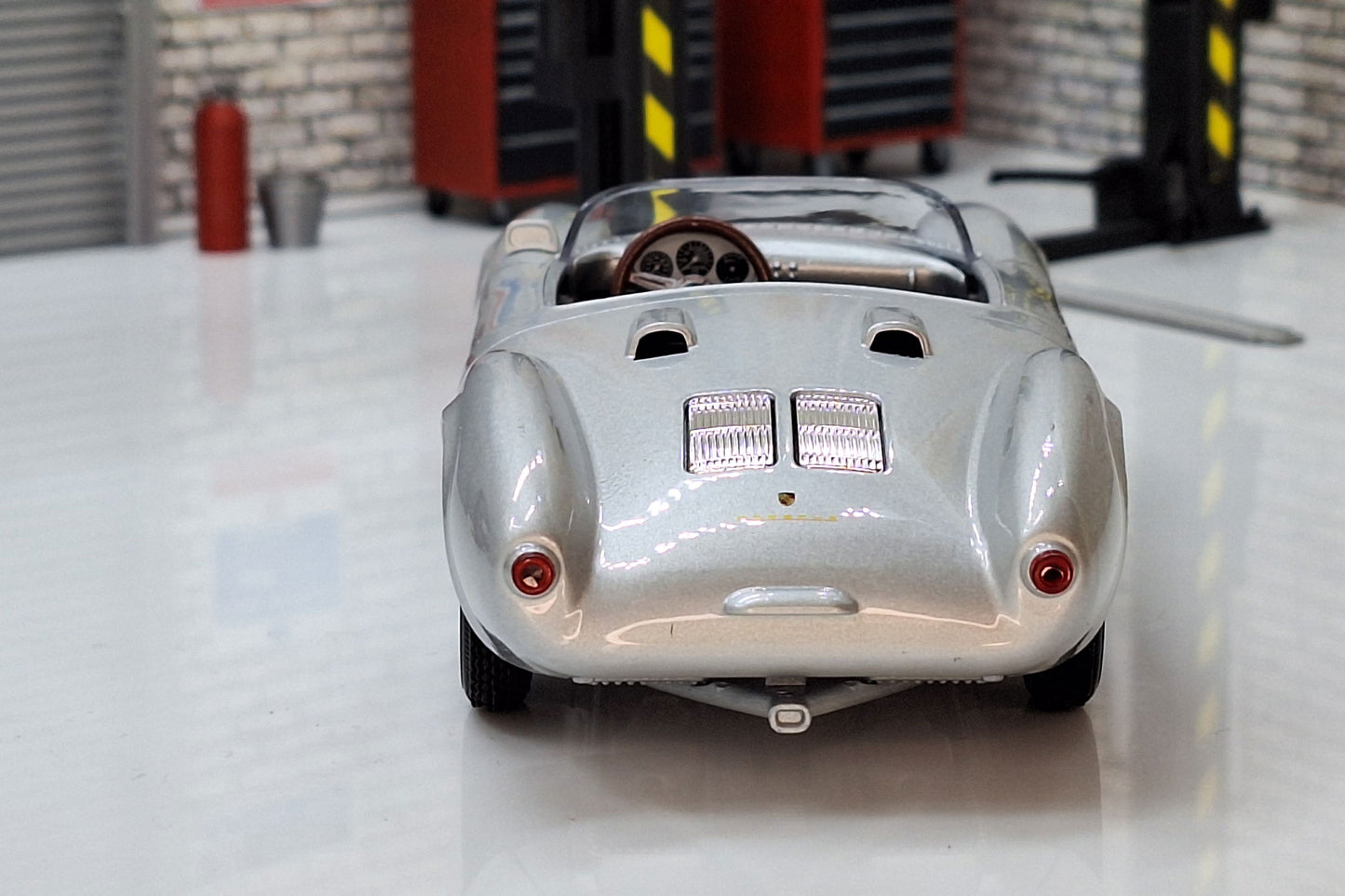 Porsche 550 Spyder Silver 1:24 Scale Car Model