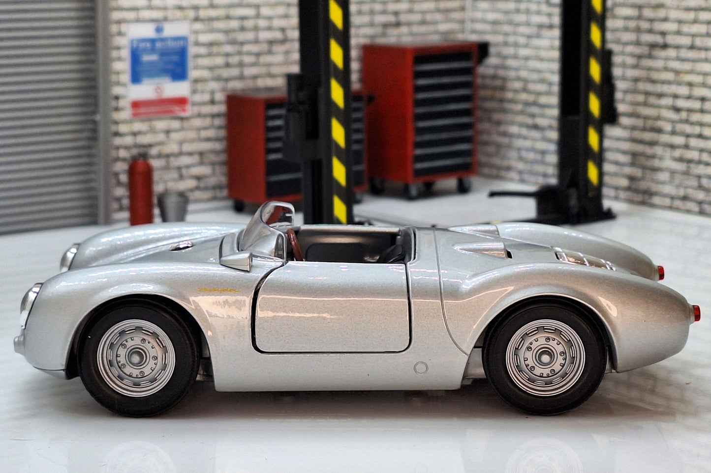 Porsche 550 Spyder Silver 1:24 Scale Car Model