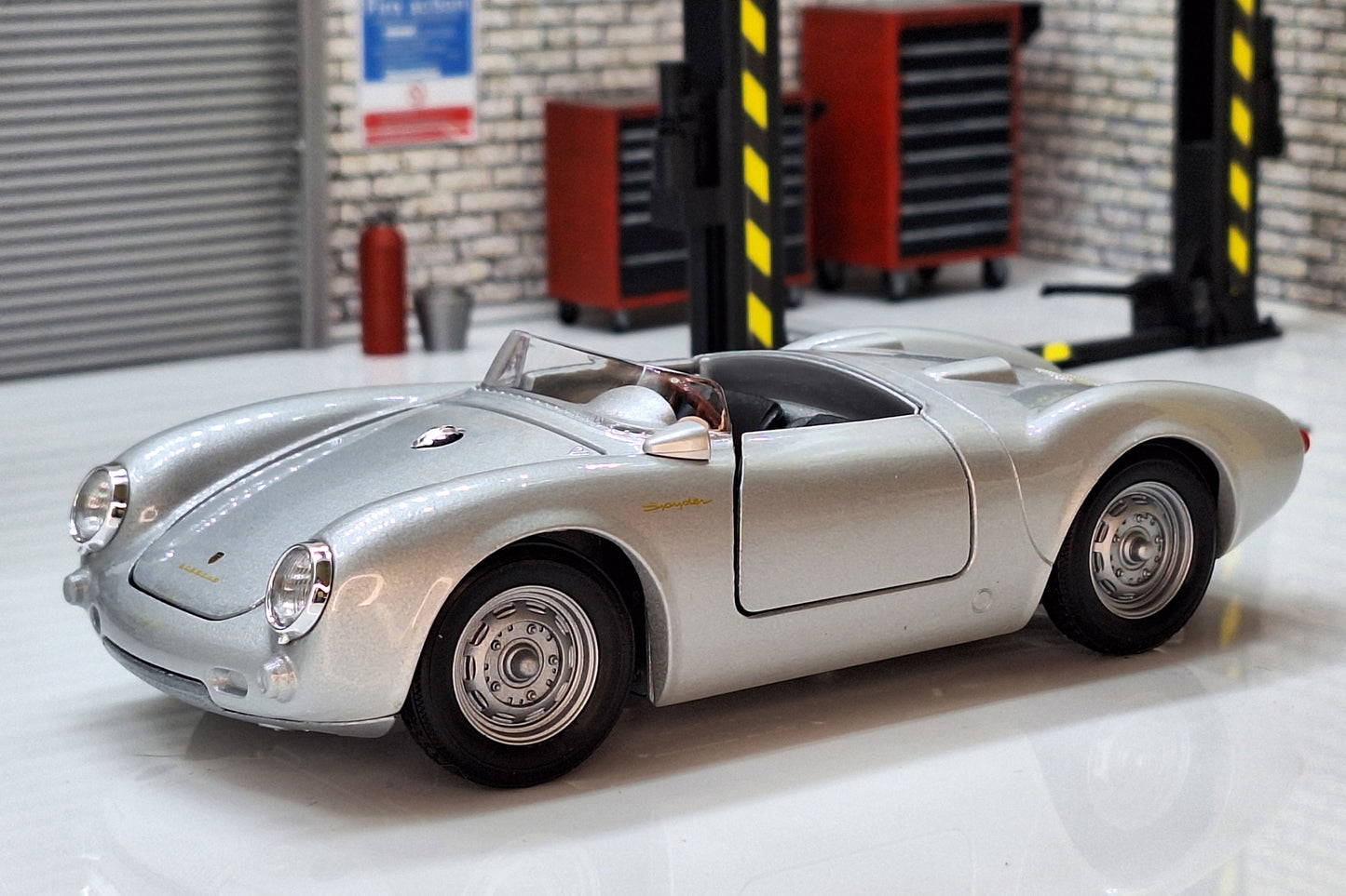 Porsche 550 Spyder Silver 1:24 Scale Car Model