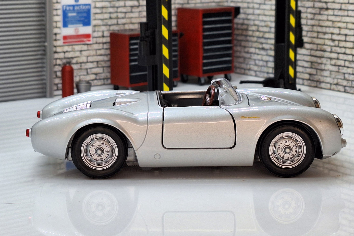 Porsche 550 Spyder Silver 1:24 Scale Car Model
