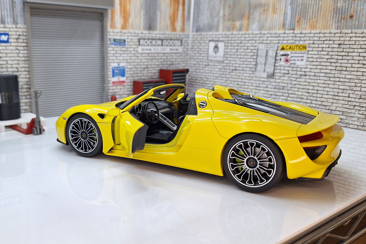 Porsche 918 Spyder Yellow - Convertible 1:18 Scale Deluxe Model by Welly