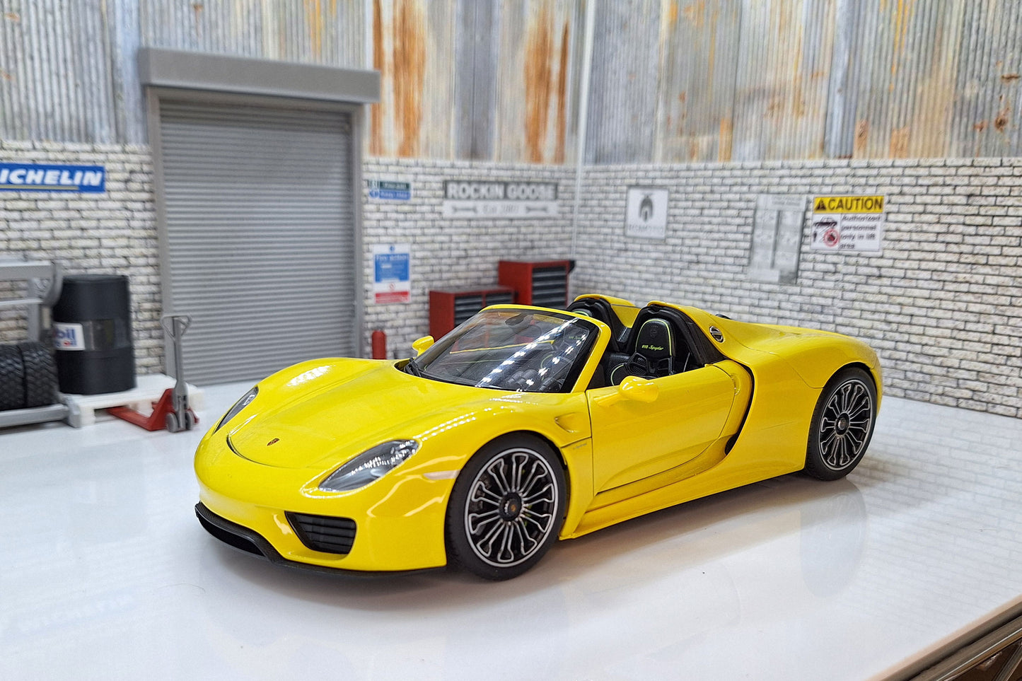 Porsche 918 Spyder Yellow - Convertible 1:18 Scale Deluxe Model by Welly