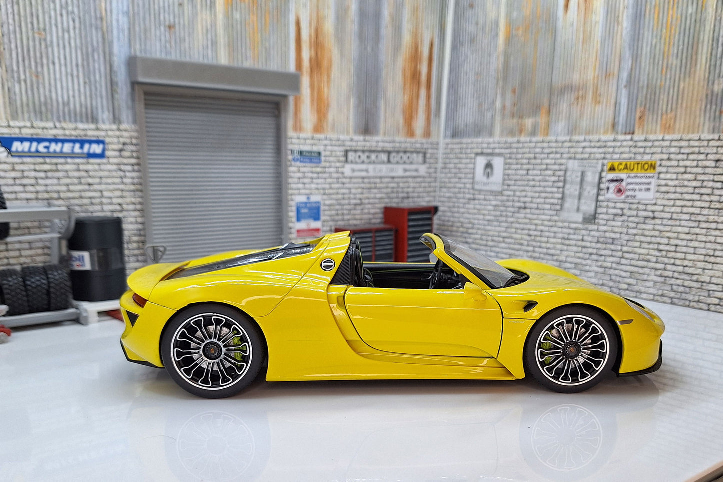 Porsche 918 Spyder Yellow - Convertible 1:18 Scale Deluxe Model by Welly