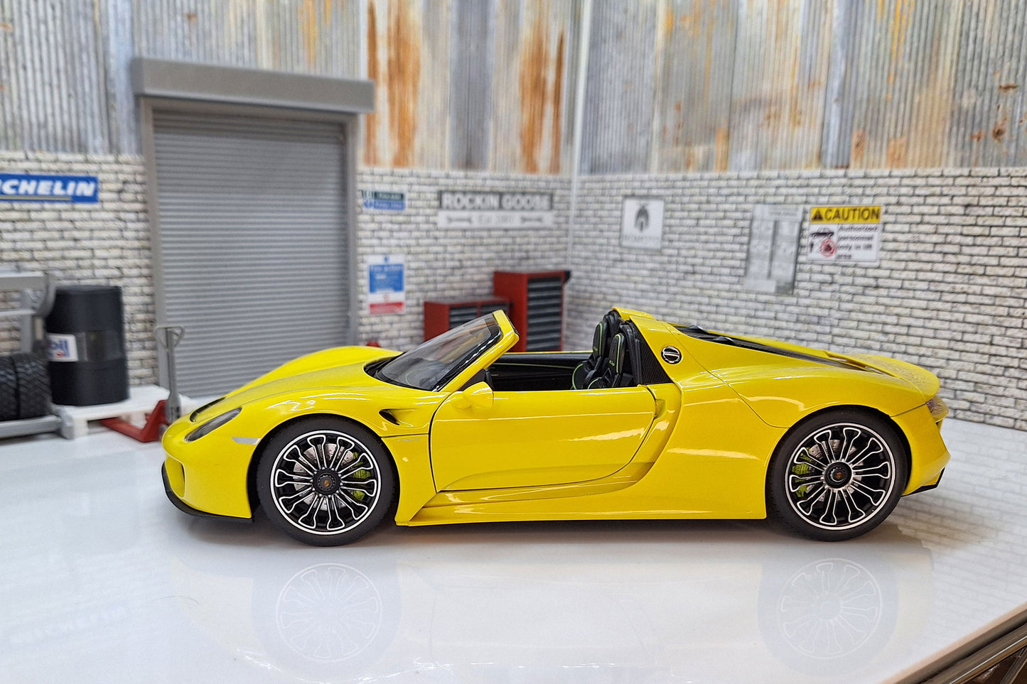 Porsche 918 Spyder Yellow - Convertible 1:18 Scale Deluxe Model by Welly