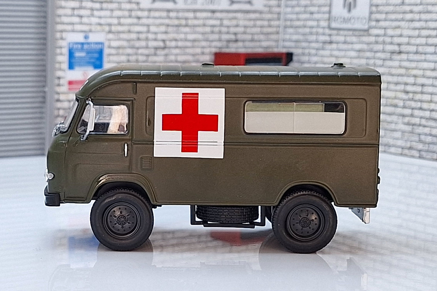 Renault Saviem Sg 2 E 4 X 4 French Army Ambulance 1:43 Scale Model