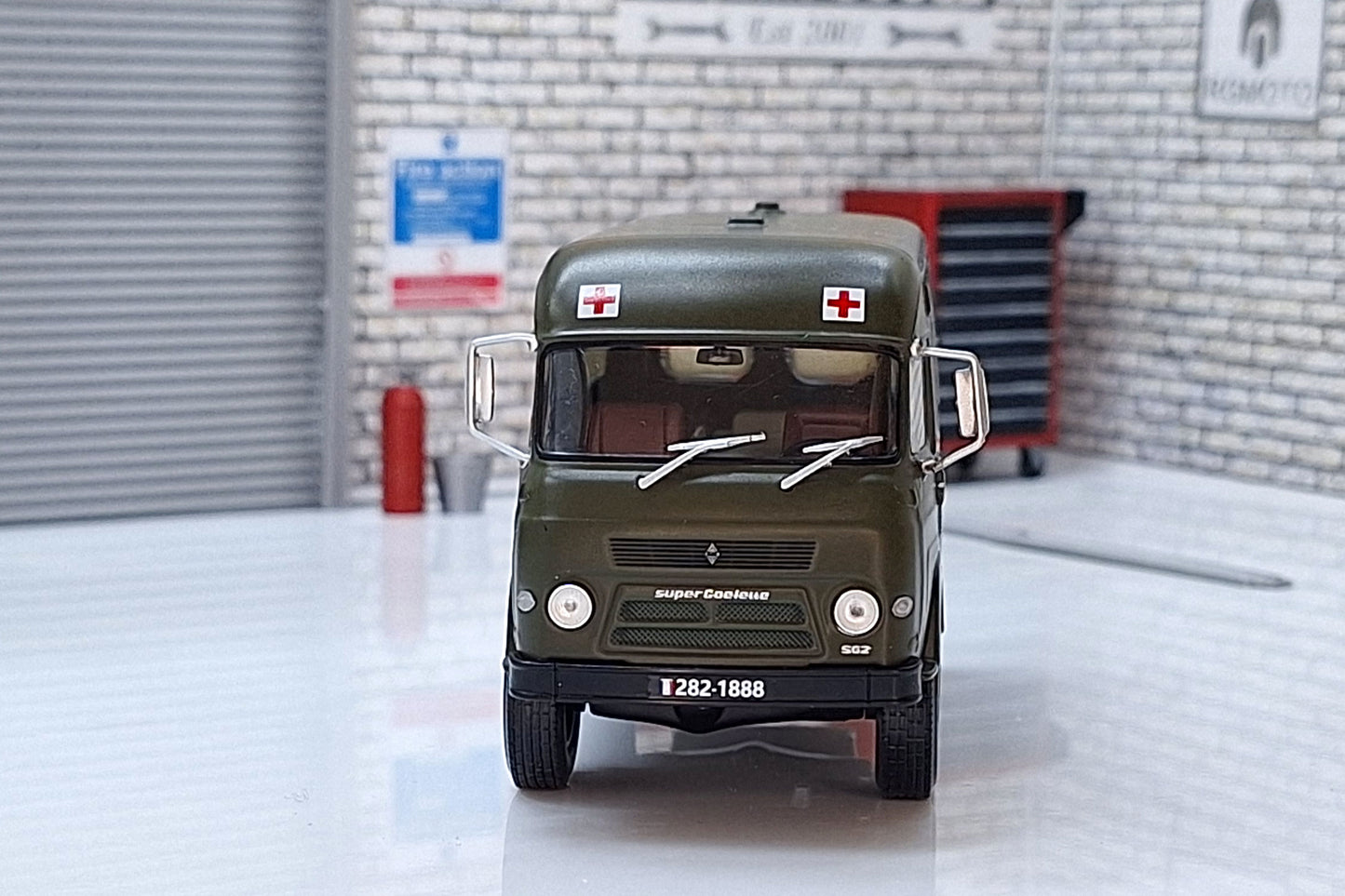 Renault Saviem Sg 2 E 4 X 4 French Army Ambulance 1:43 Scale Model