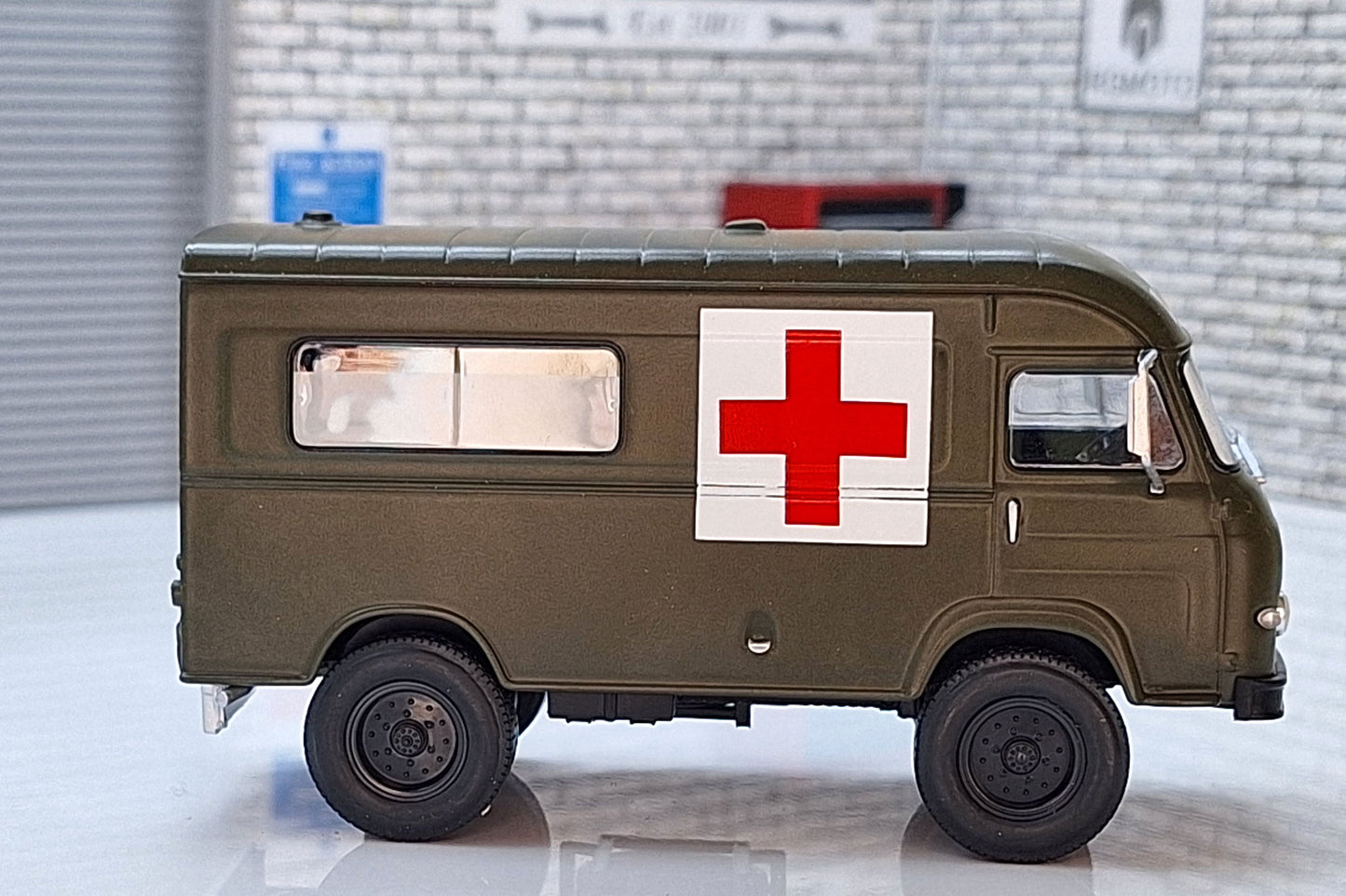 Renault Saviem Sg 2 E 4 X 4 French Army Ambulance 1:43 Scale Model
