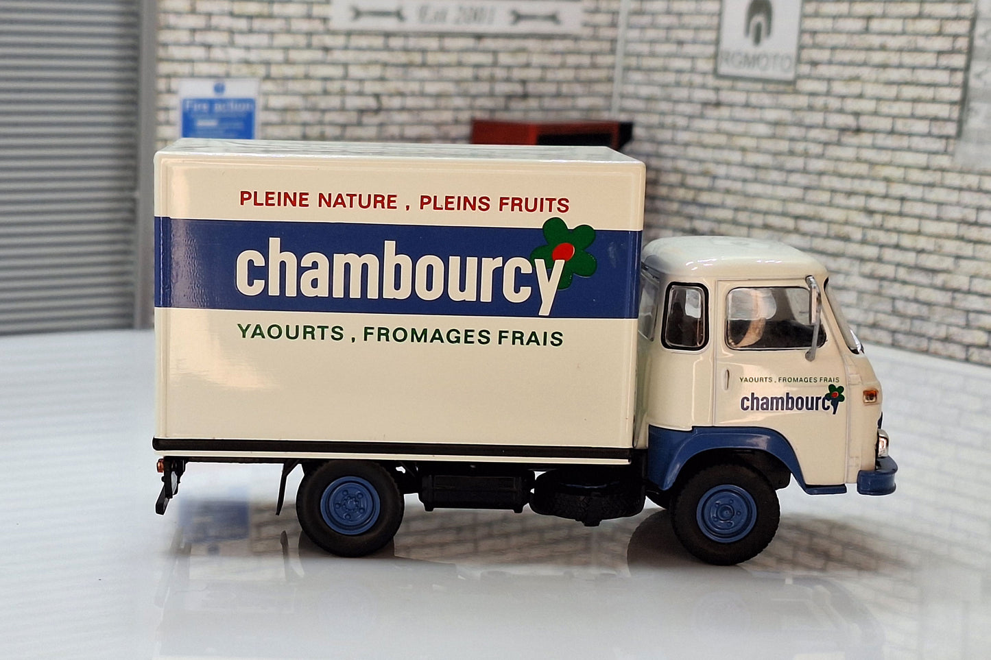 Renault Saviem Sg 2 Mb 38 Refrigerated Chambourcy Truck 1:43 Scale Model