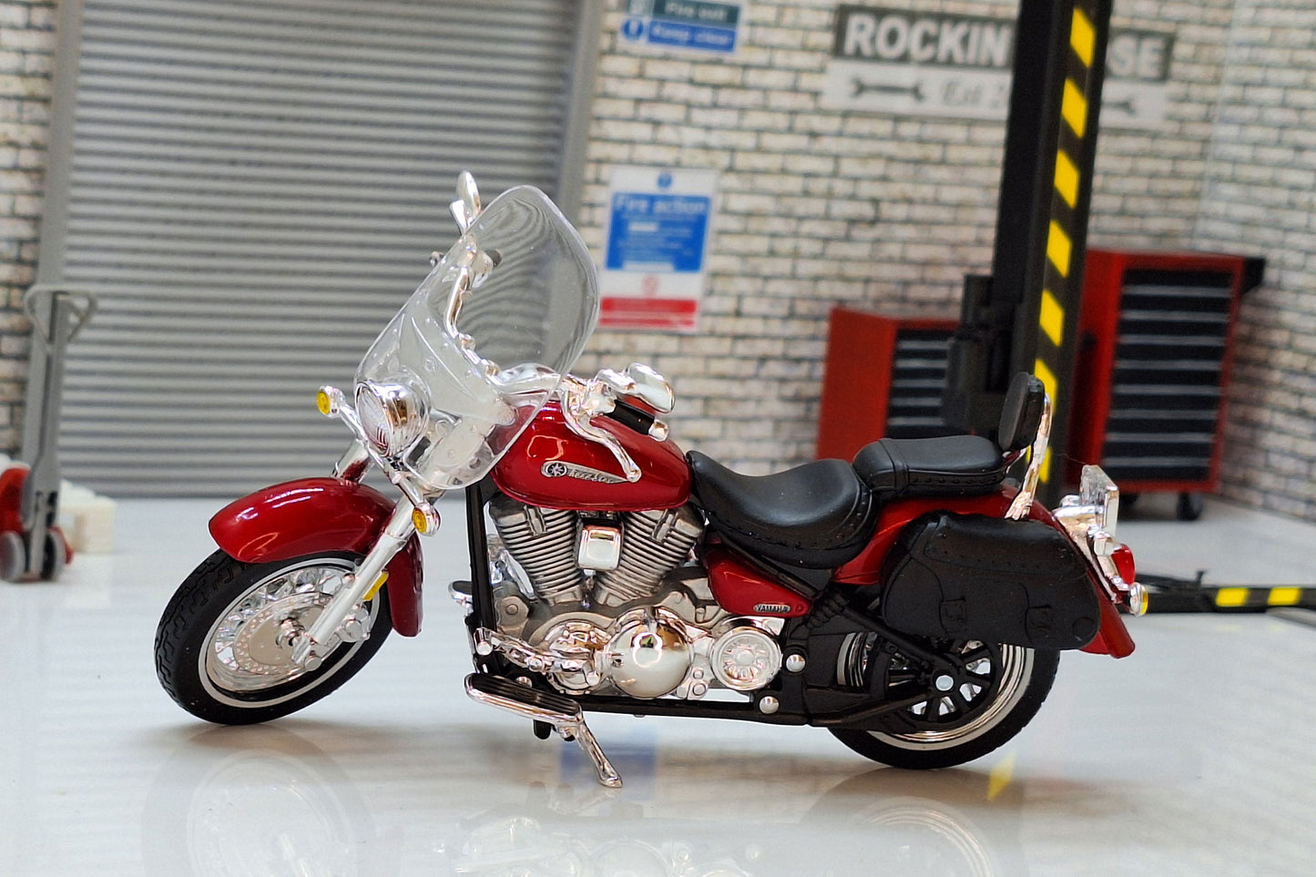 Yamaha 2001 Road Star Silverado - Red 1:18 Scale