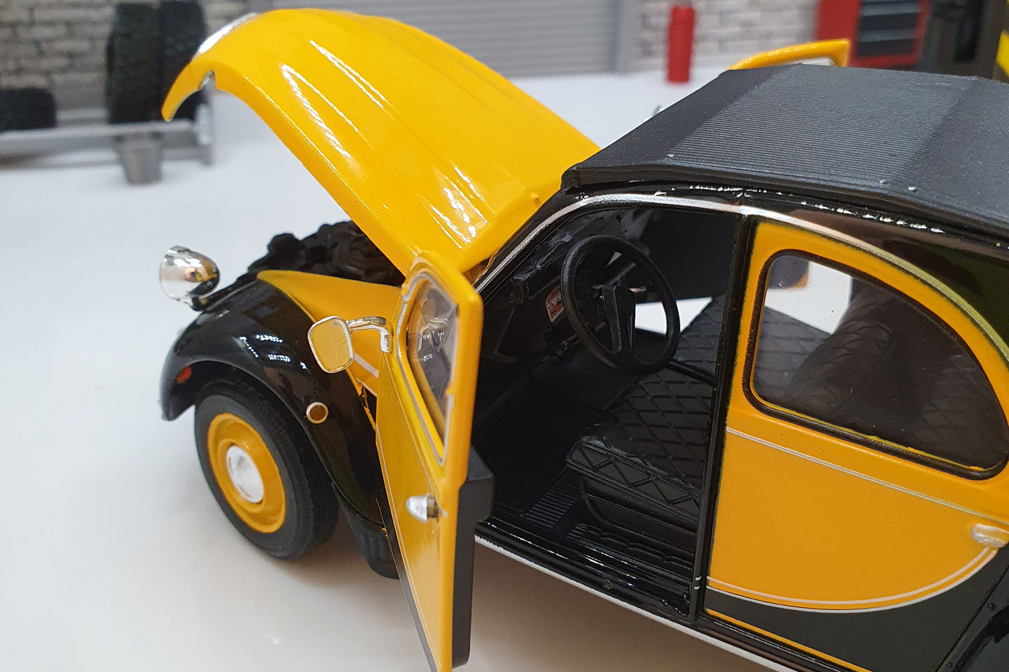 Citroen Charleston 2CV 1982 - Yellow/Black 1:24 Scale