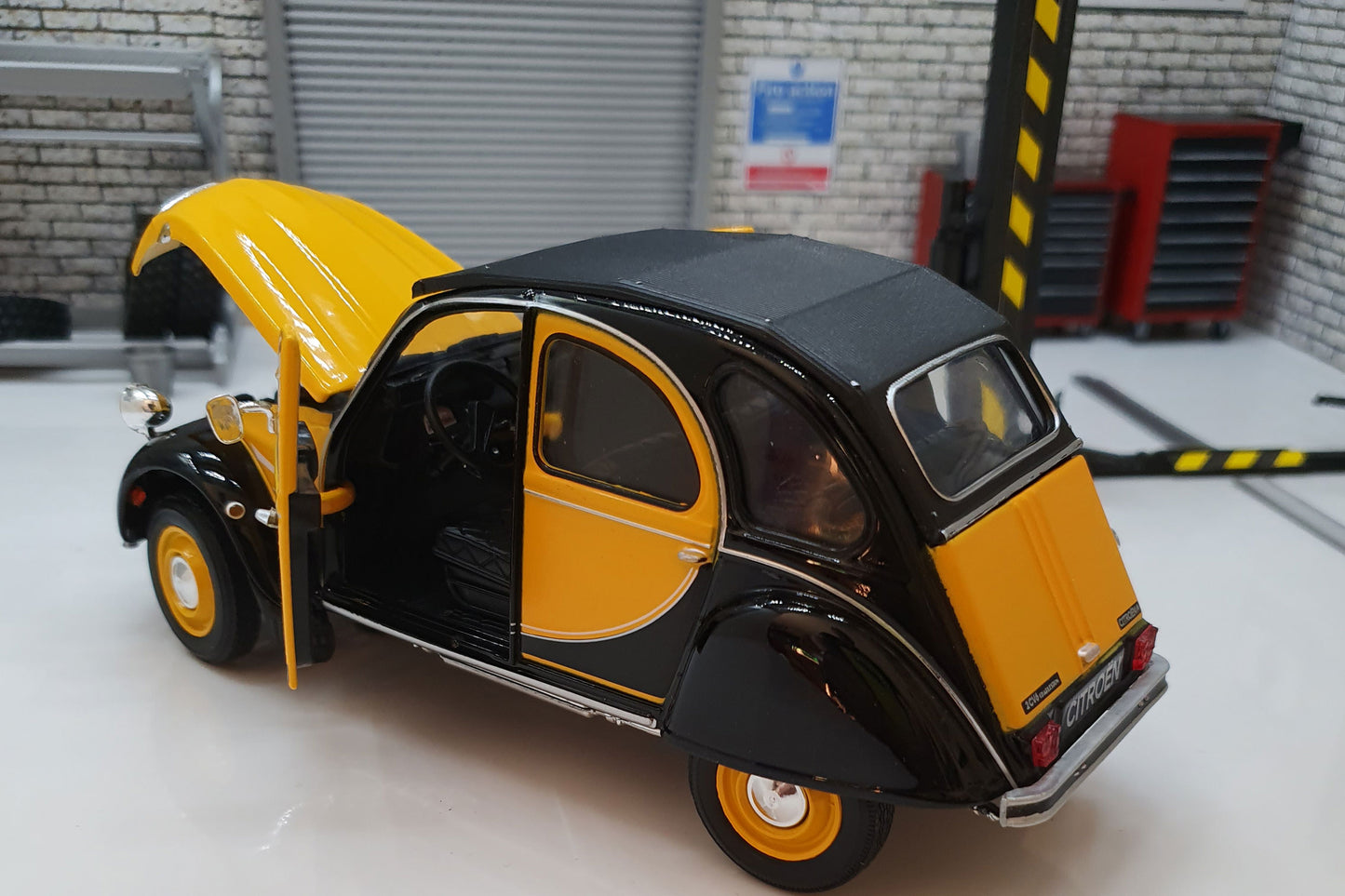 Citroen Charleston 2CV 1982 - Yellow/Black 1:24 Scale