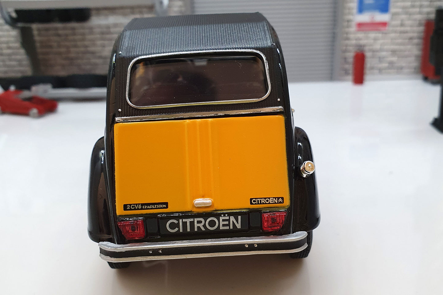 Citroen Charleston 2CV 1982 - Yellow/Black 1:24 Scale