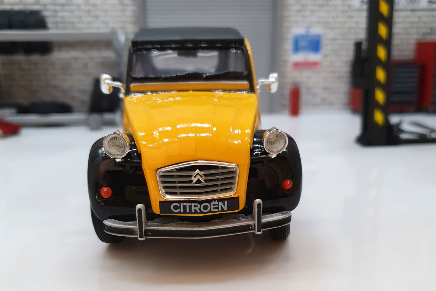 Citroen Charleston 2CV 1982 - Yellow/Black 1:24 Scale