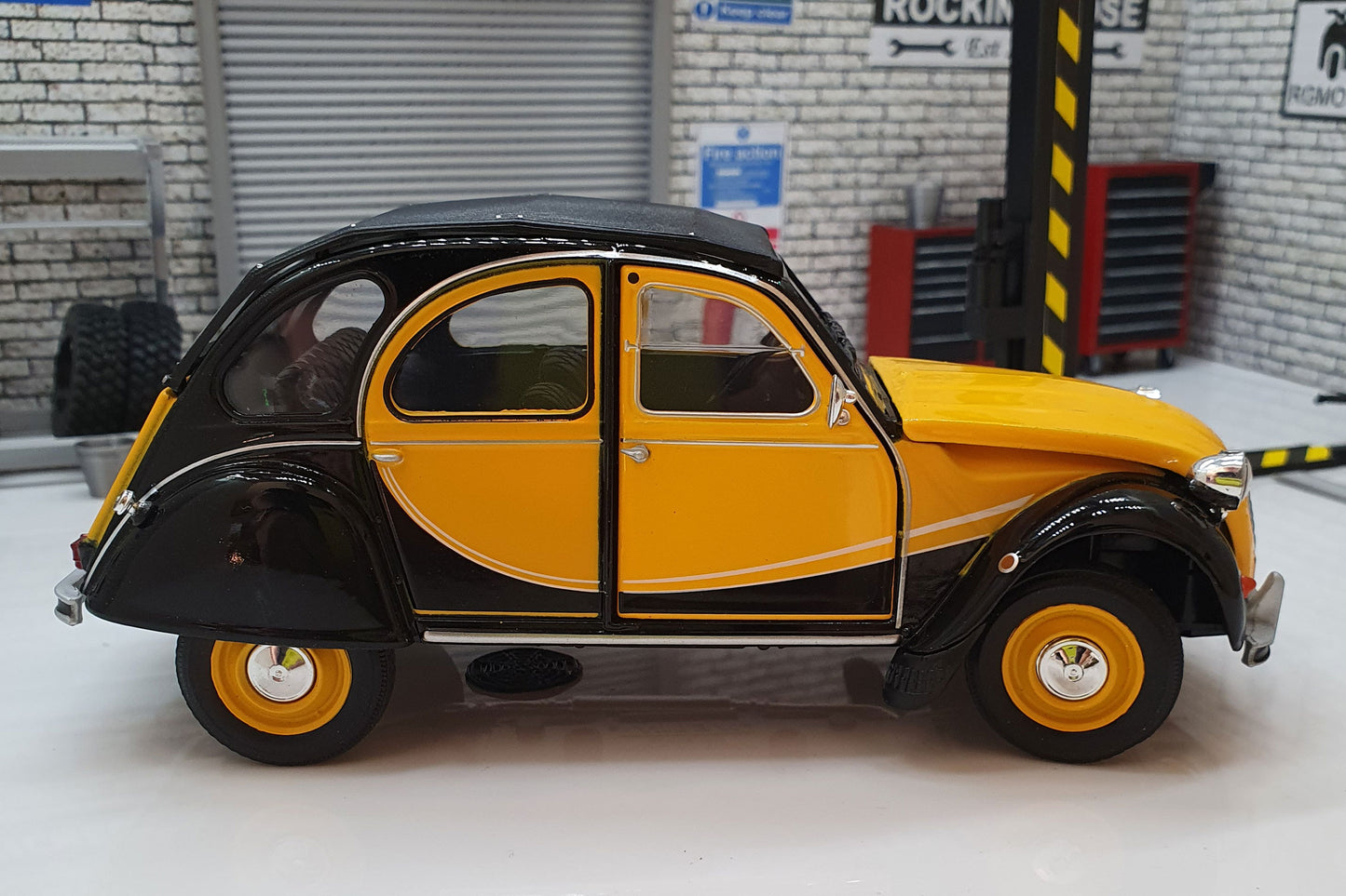 Citroen Charleston 2CV 1982 - Yellow/Black 1:24 Scale