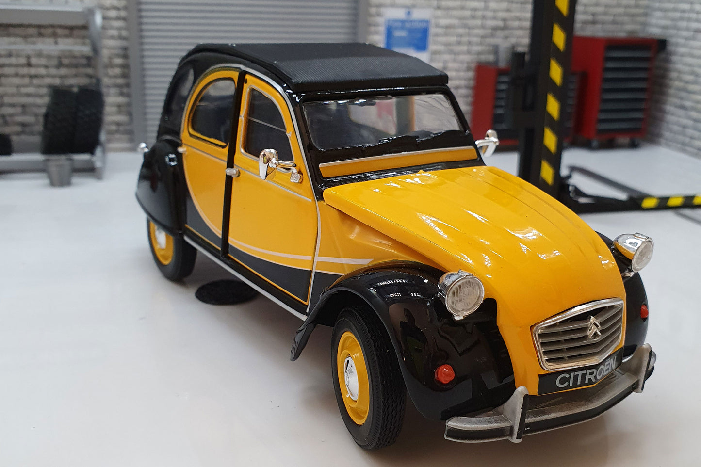 Citroen Charleston 2CV 1982 - Yellow/Black 1:24 Scale