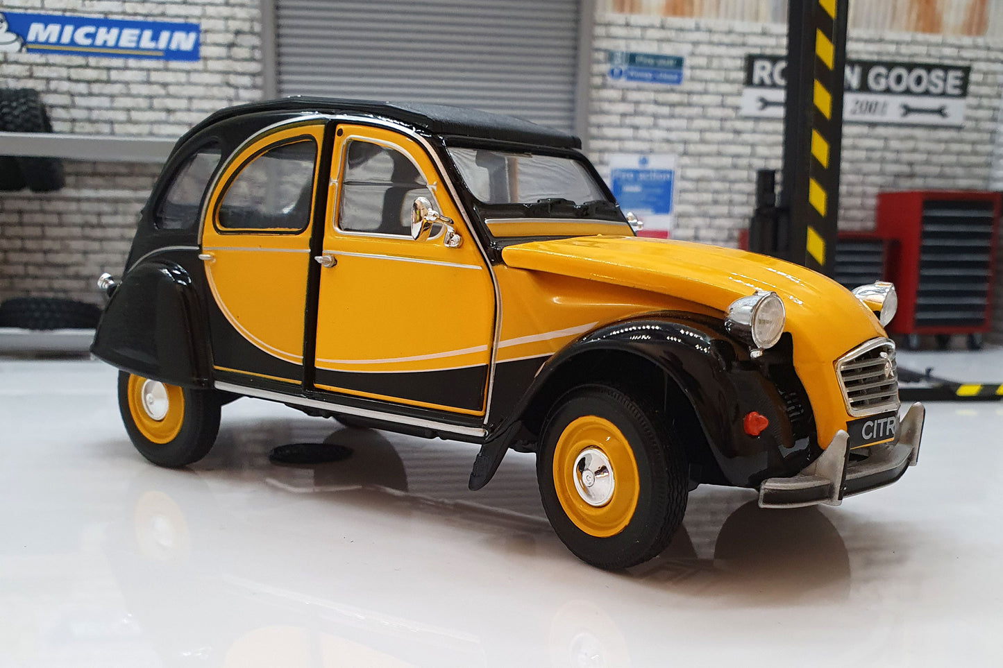 Citroen Charleston 2CV 1982 - Yellow/Black 1:24 Scale