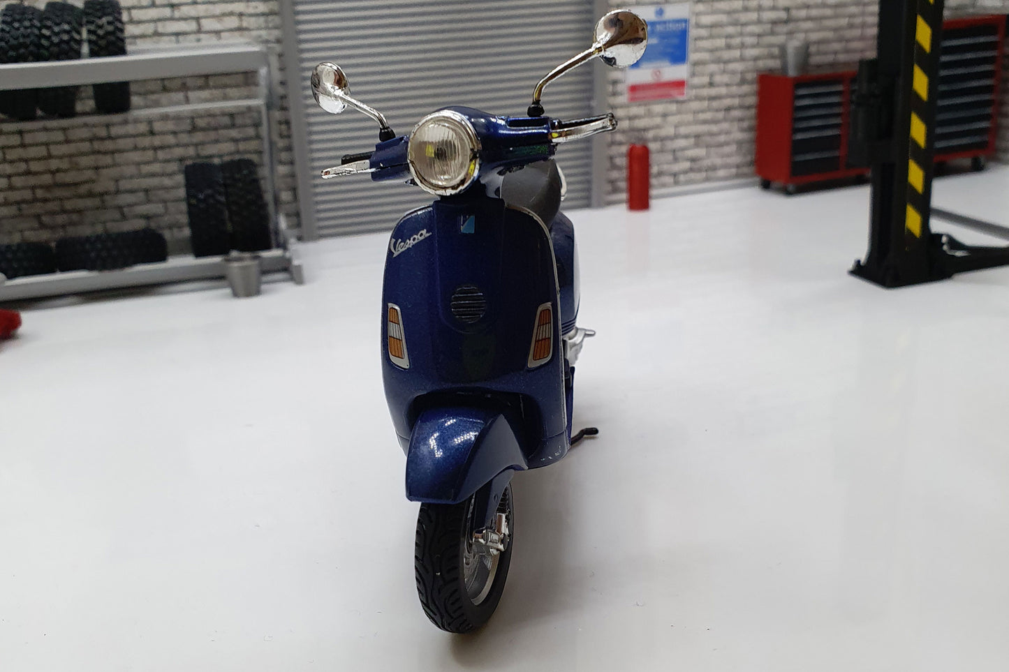 Vespa LX 125 2005 1:18 Scale Scooter
