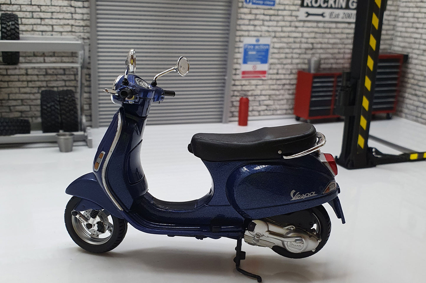 Vespa LX 125 2005 1:18 Scale Scooter