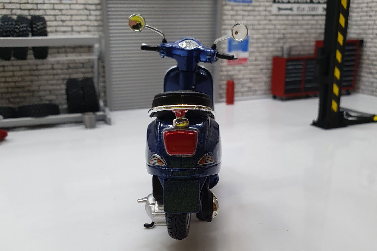 Vespa LX 125 2005 1:18 Scale Scooter