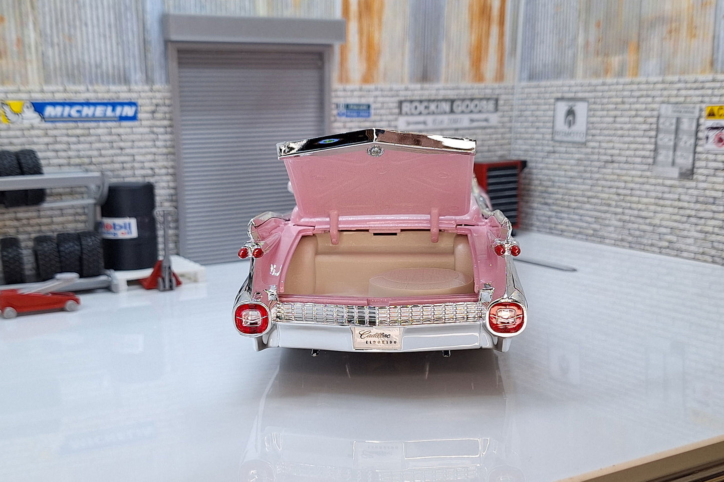 1959 CADILLAC ELDORADO BIARRITZ - Pink  1:18 Scale Model Car Deluxe Range