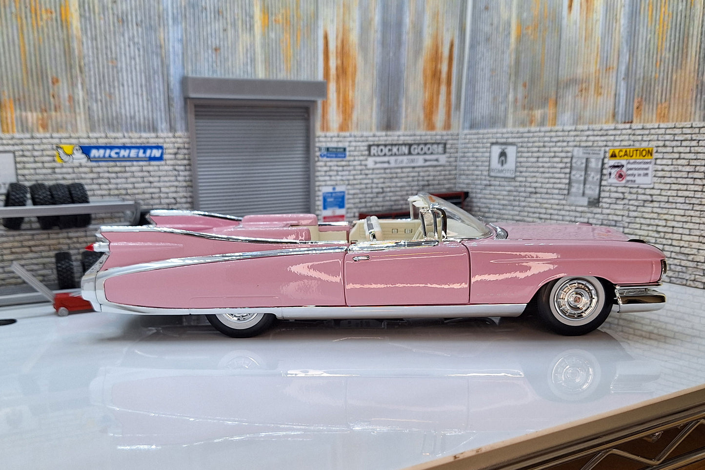 1959 CADILLAC ELDORADO BIARRITZ - Pink  1:18 Scale Model Car Deluxe Range