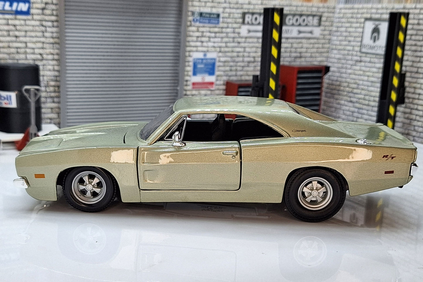 Dodge Charger R/T 1969 Silver  1:24 Scale