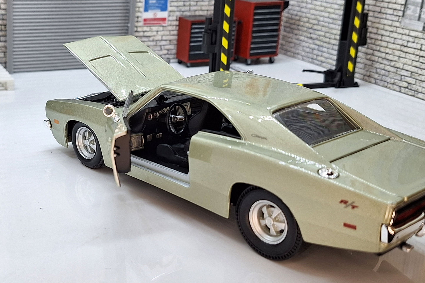 Dodge Charger R/T 1969 Silver  1:24 Scale