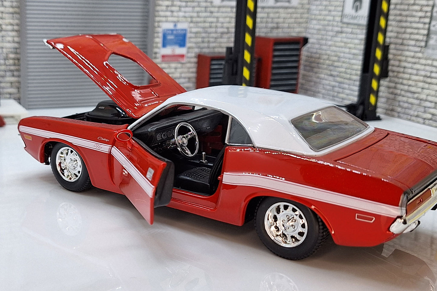 1970 Dodge Challenger R/T Coupe Red  1:24 Scale