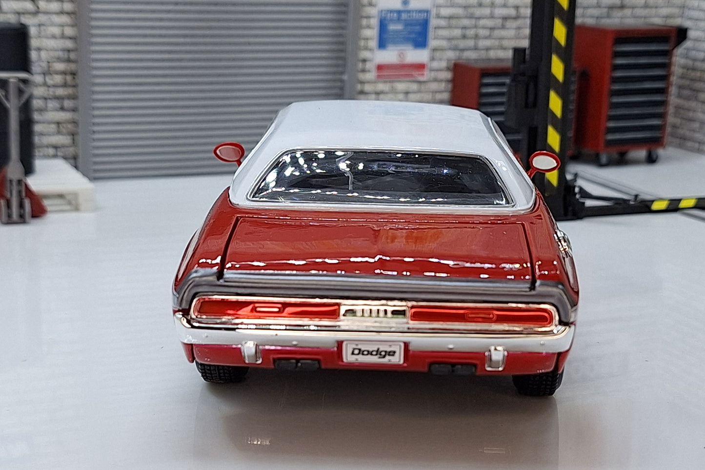 1970 Dodge Challenger R/T Coupe Red  1:24 Scale