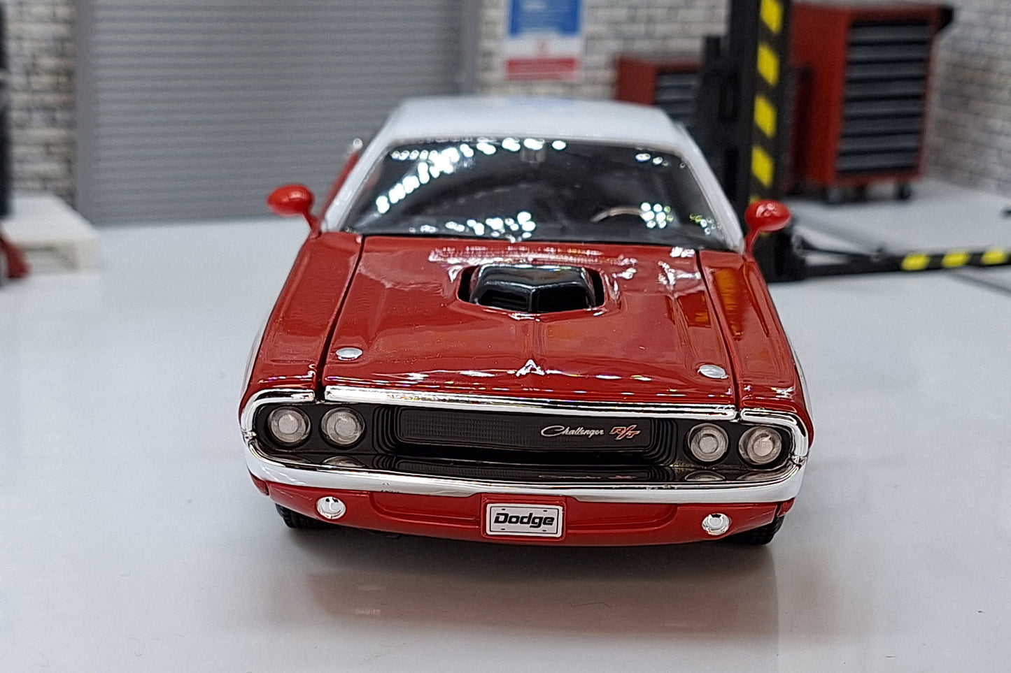 1970 Dodge Challenger R/T Coupe Red  1:24 Scale