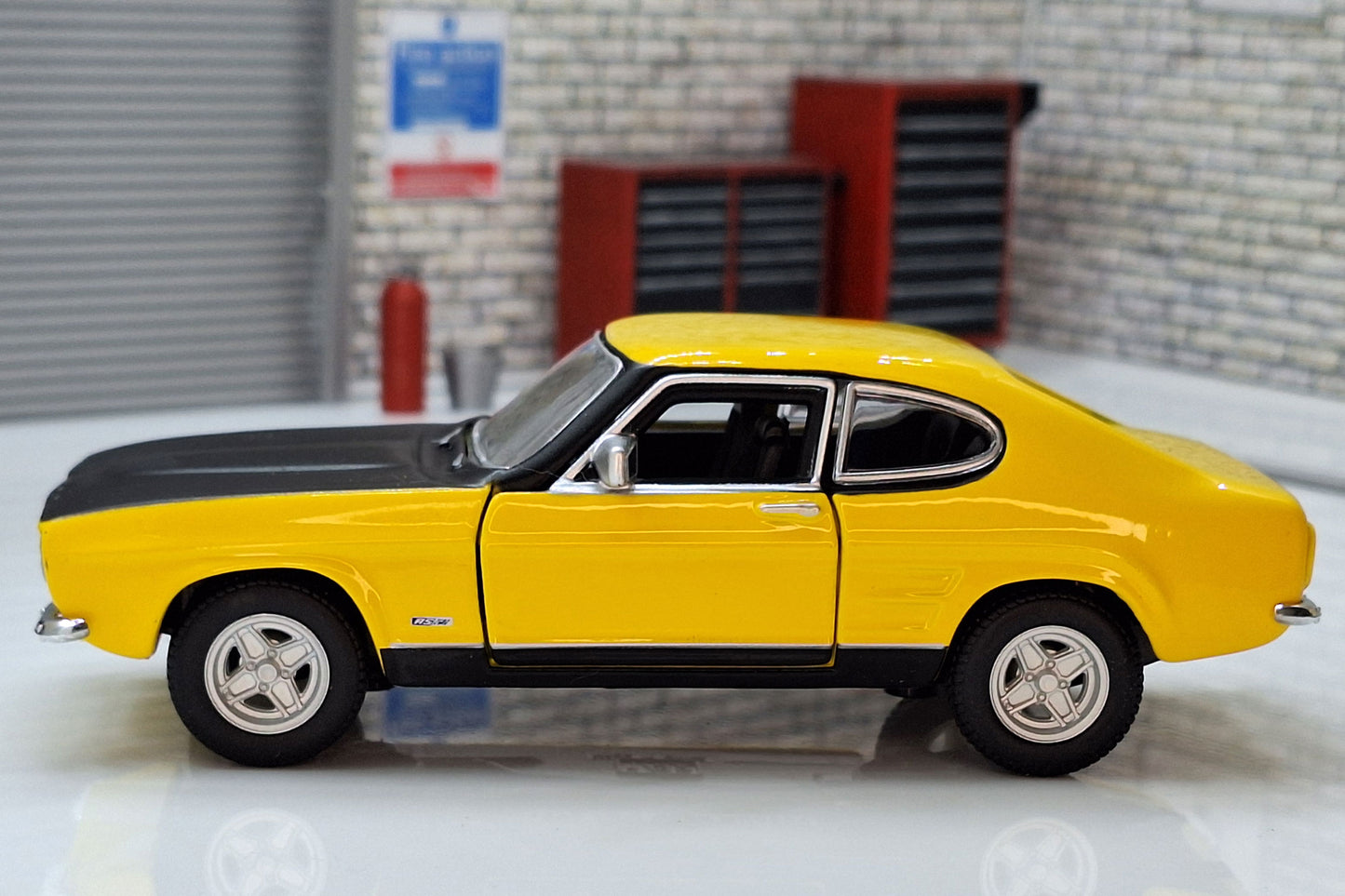 Street Classics 1970 Ford Capri Rs2600  1:32 Scale