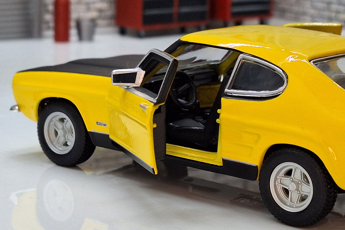 Street Classics 1970 Ford Capri Rs2600  1:32 Scale