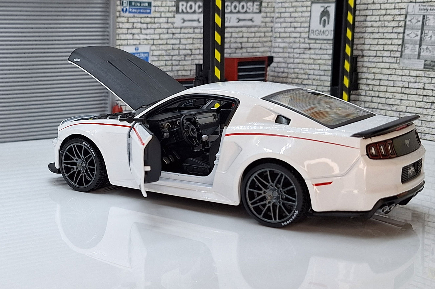 2014 Ford Mustang Gt White 1:24 Scale Car