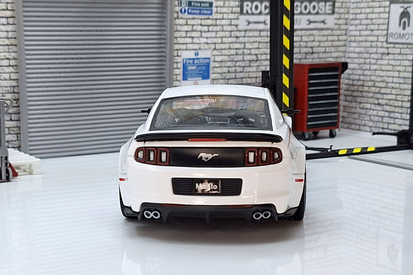 2014 Ford Mustang Gt White 1:24 Scale Car