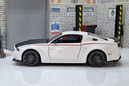 2014 Ford Mustang Gt White 1:24 Scale Car