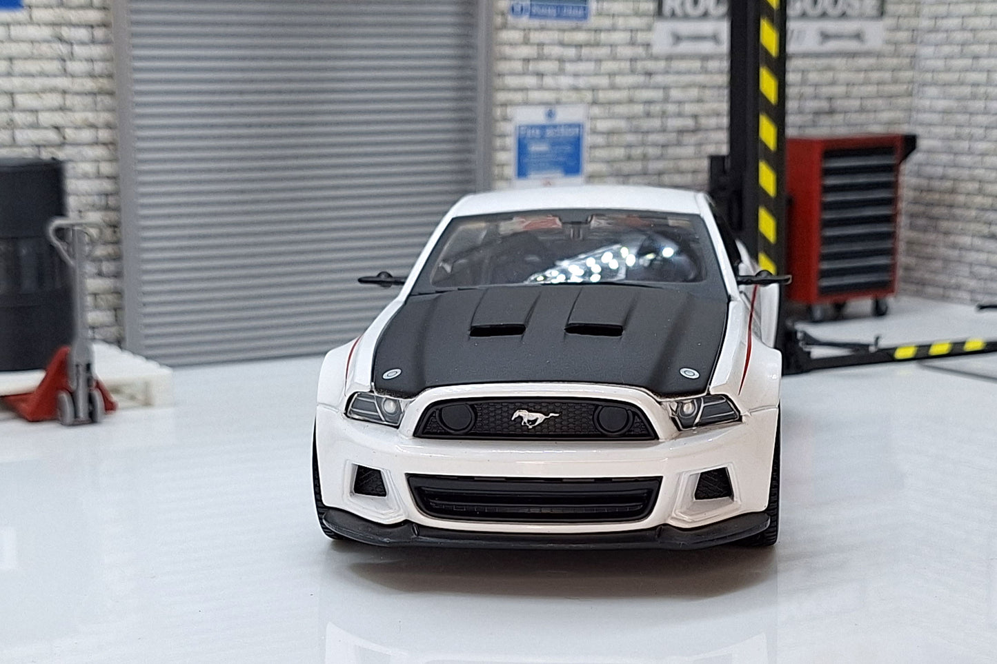 2014 Ford Mustang Gt White 1:24 Scale Car