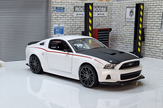 2014 Ford Mustang Gt White 1:24 Scale Car