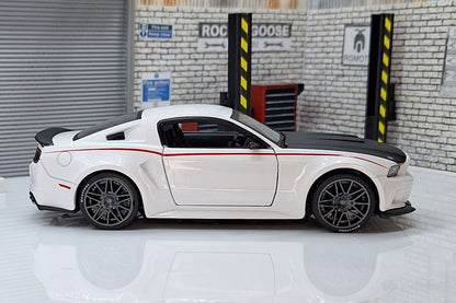 2014 Ford Mustang Gt White 1:24 Scale Car