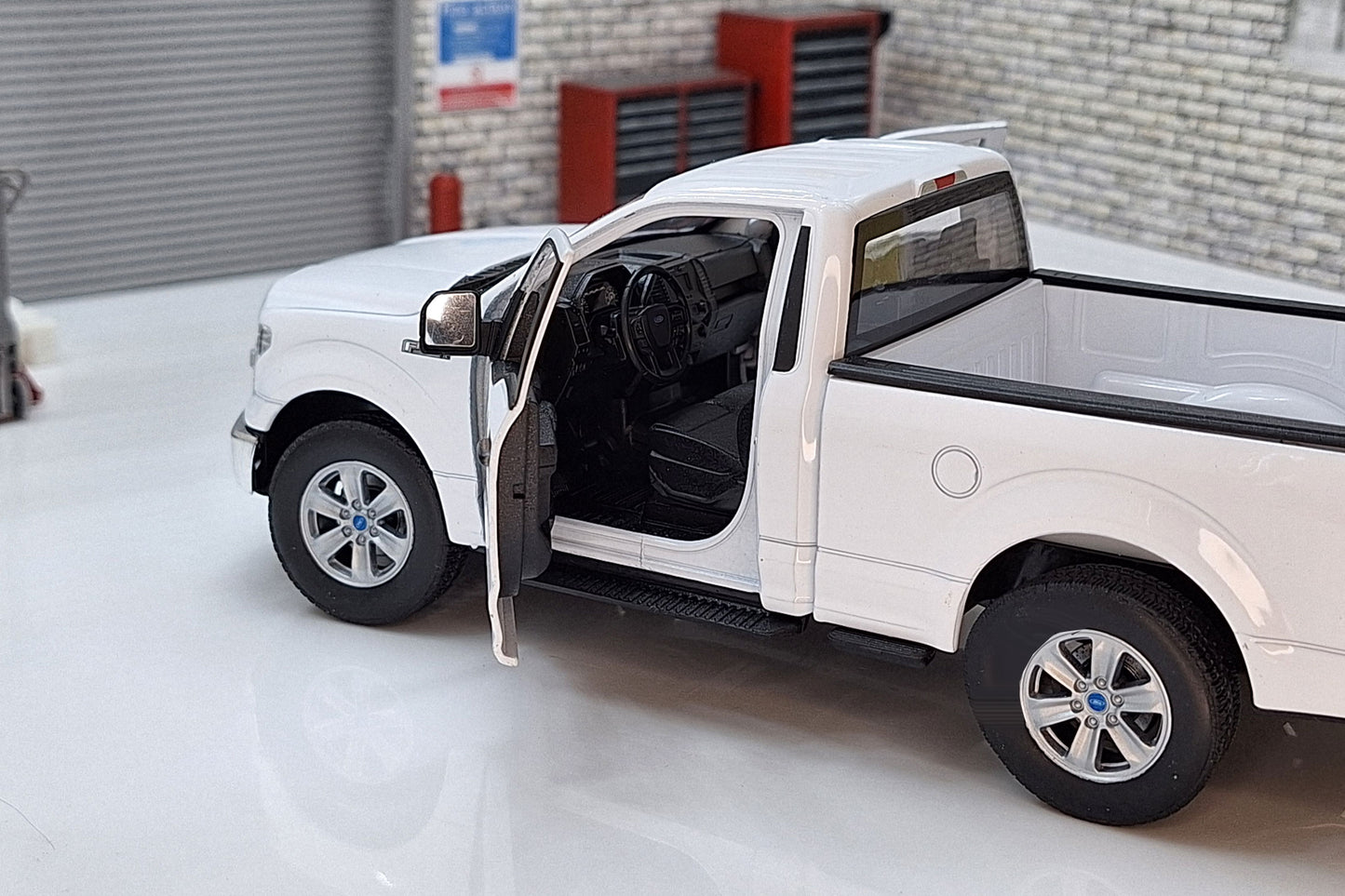 Ford 2015 F-150 Pickup Regular Cab White 1:24 Scale Car Model