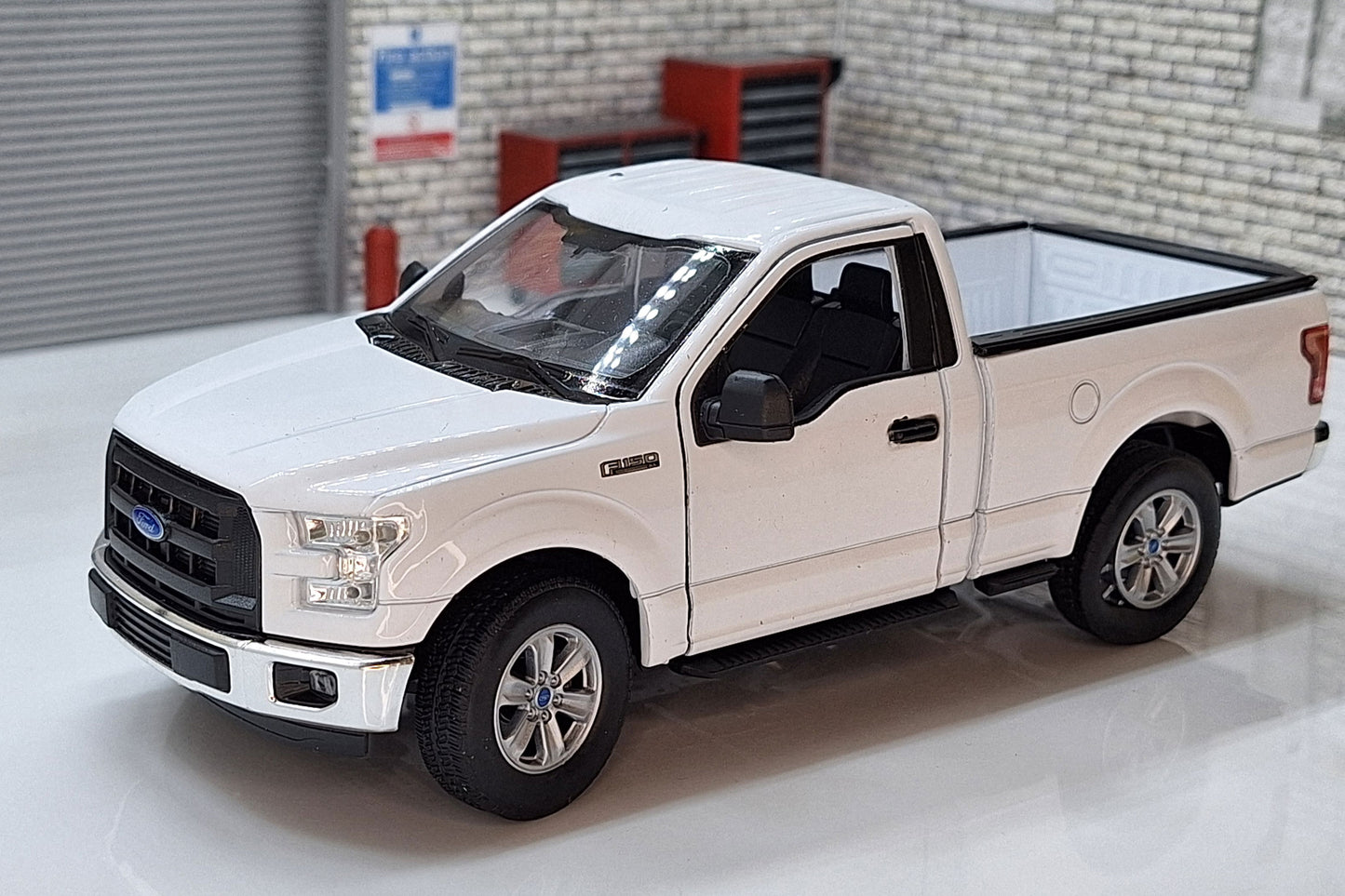 Ford 2015 F-150 Pickup Regular Cab White 1:24 Scale Car Model