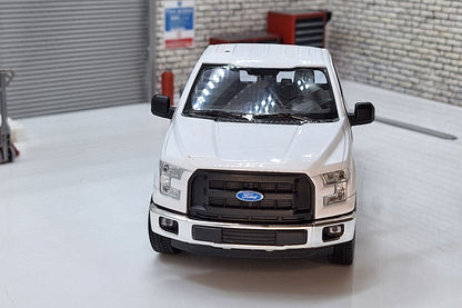 Ford 2015 F-150 Pickup Regular Cab White 1:24 Scale Car Model