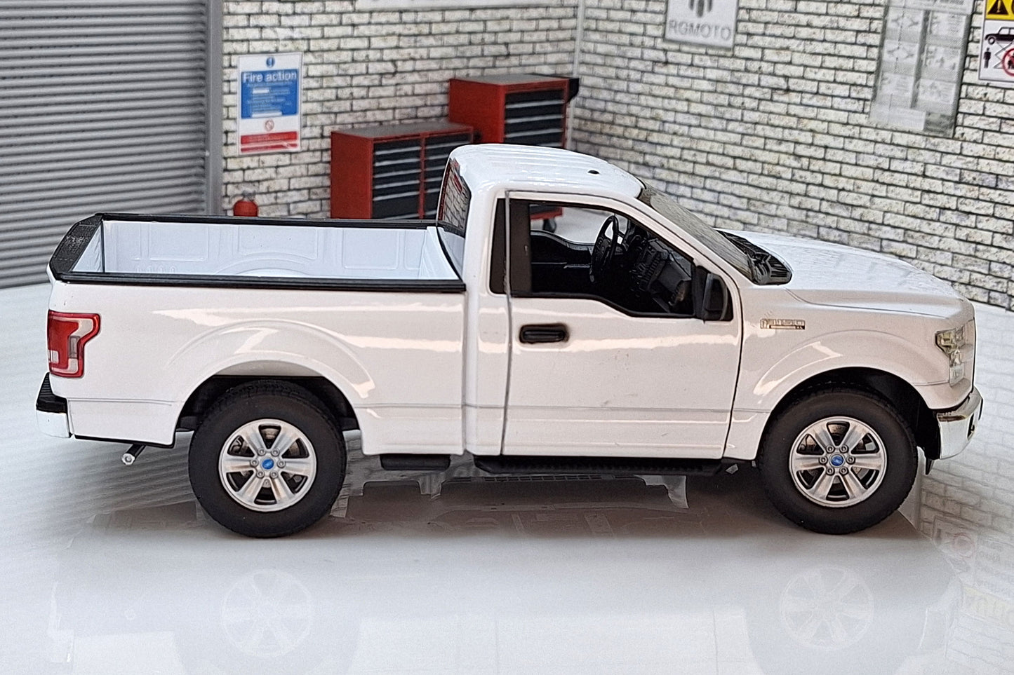 Ford 2015 F-150 Pickup Regular Cab White 1:24 Scale Car Model