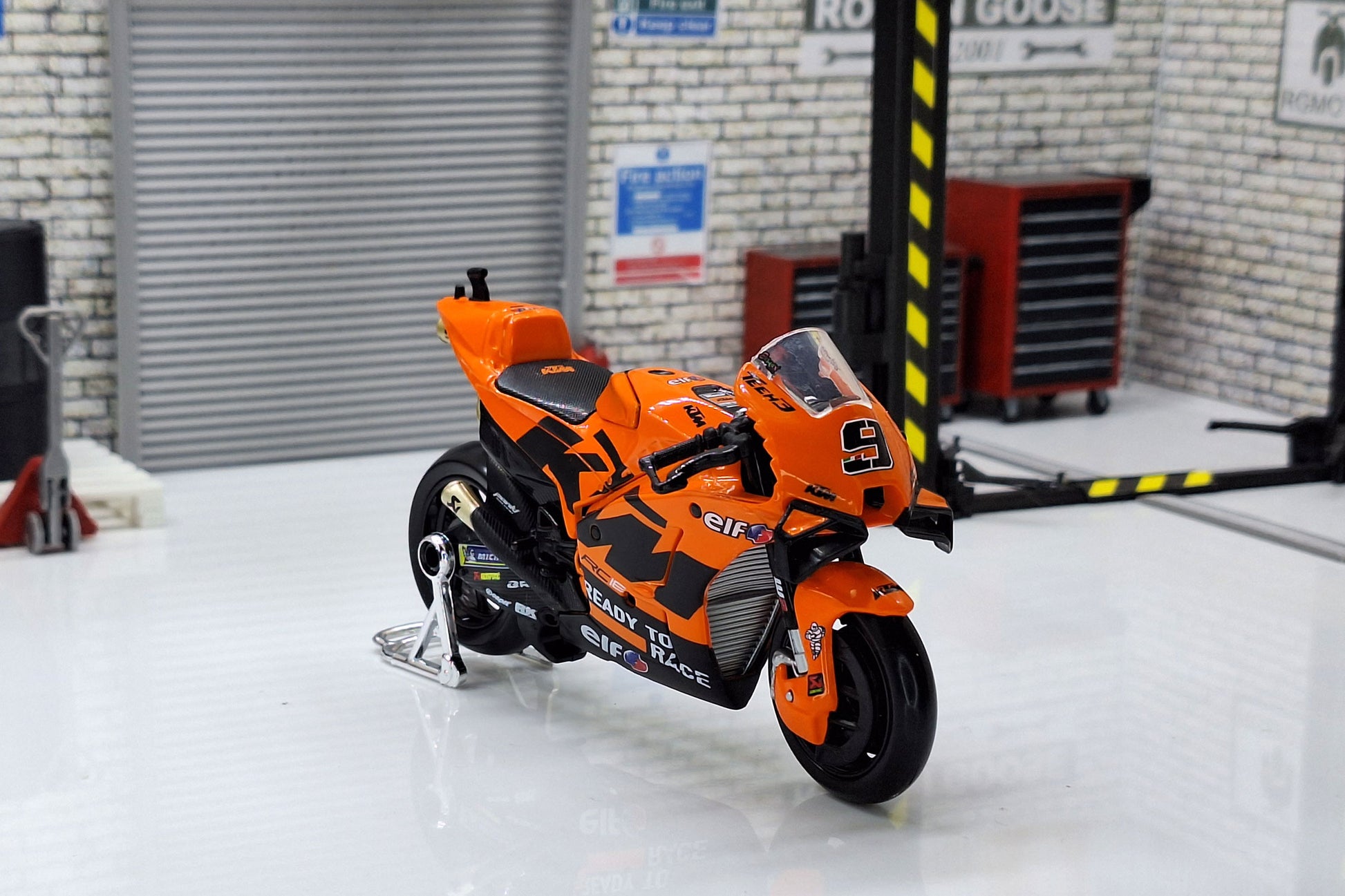 MINIATURE MOTO GP KTM FACTORY RACING PETRUCCI (1:18)