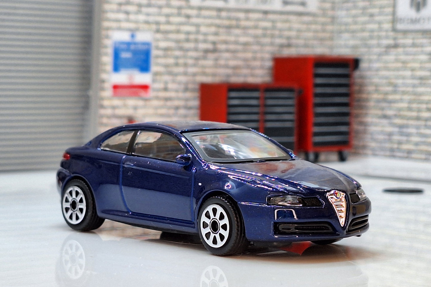 Alfa Romeo GT 2003 Dk. Blue 1:43 Scale Bburago