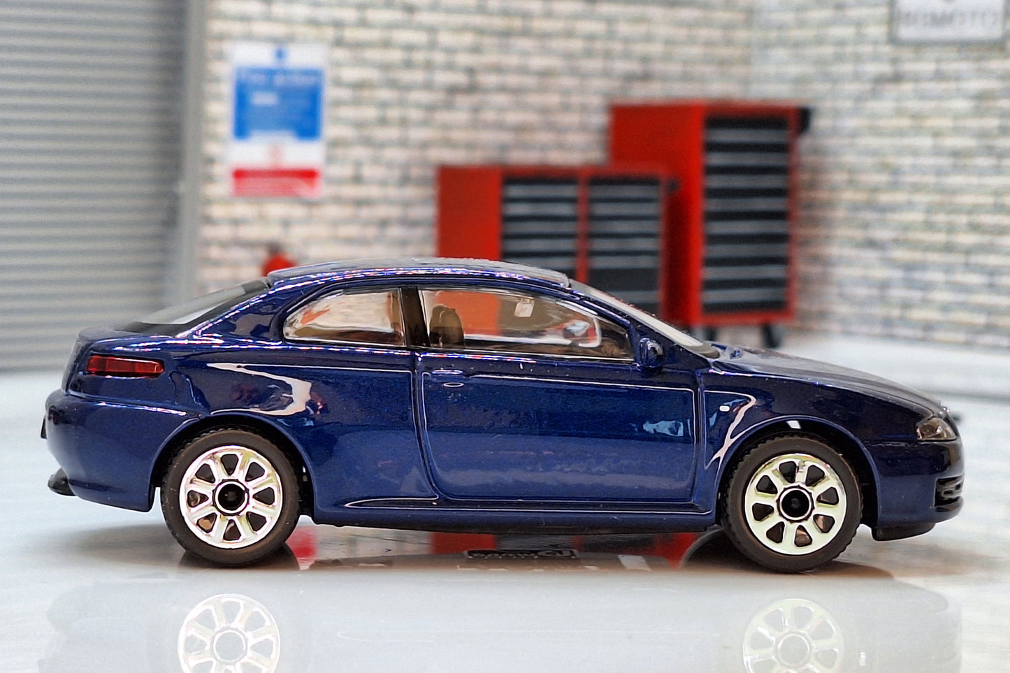 Alfa Romeo GT 2003 Dk. Blue 1:43 Scale Bburago