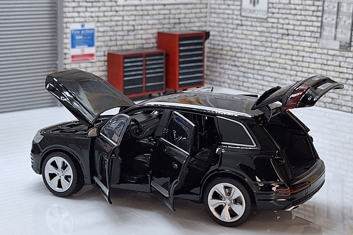 Audi Q7  Black 1:32 scale model Sound & Lights