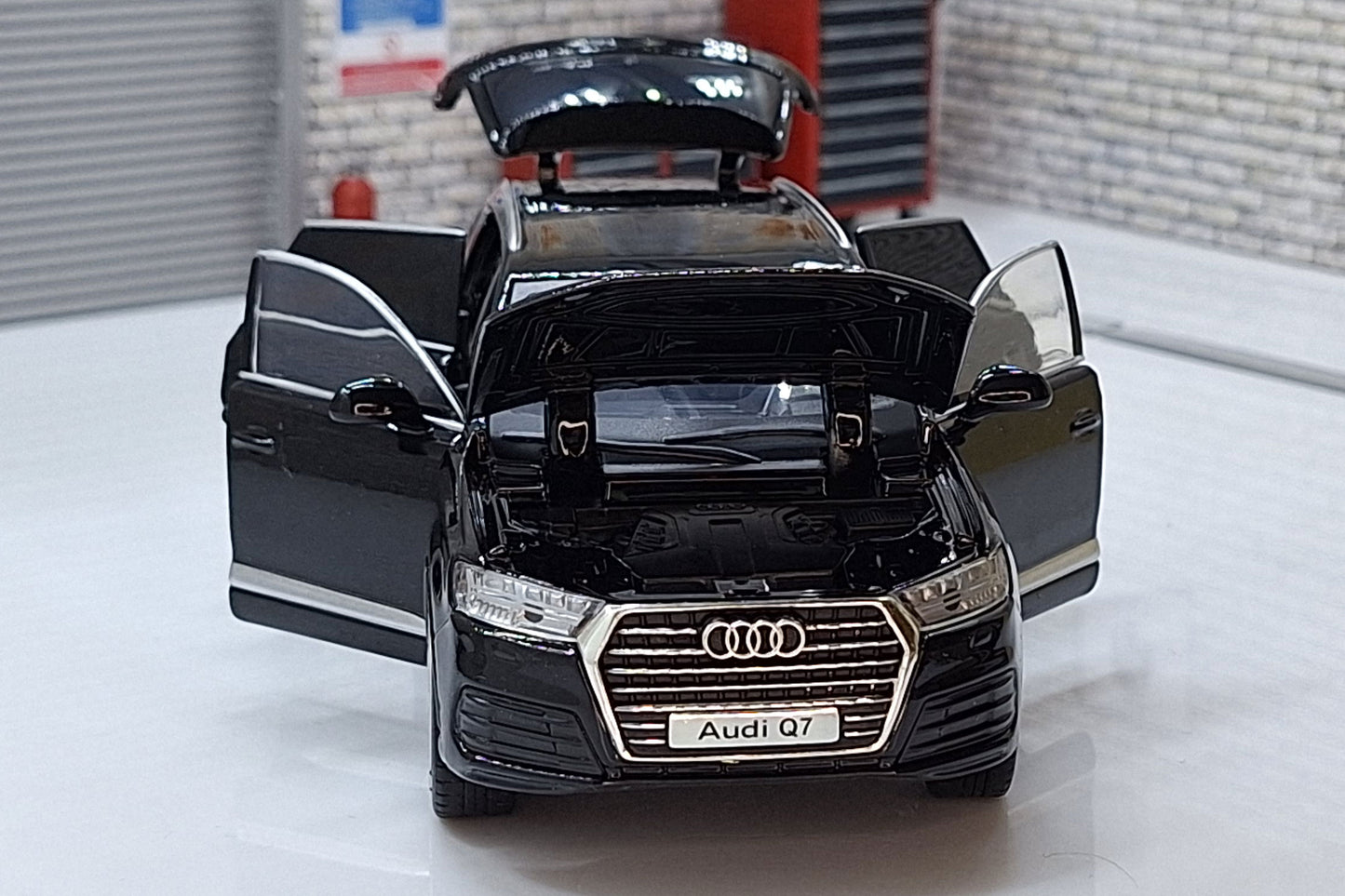 Audi Q7  Black 1:32 scale model Sound & Lights